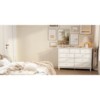 Comodino a 9 cassetti con gambe in legno massello, cassettiera laccata