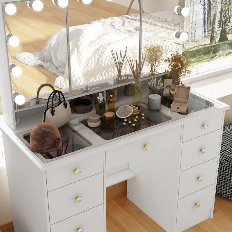 Comò per trucco con specchio a tre ante, illuminazione certificata e piano in vetro